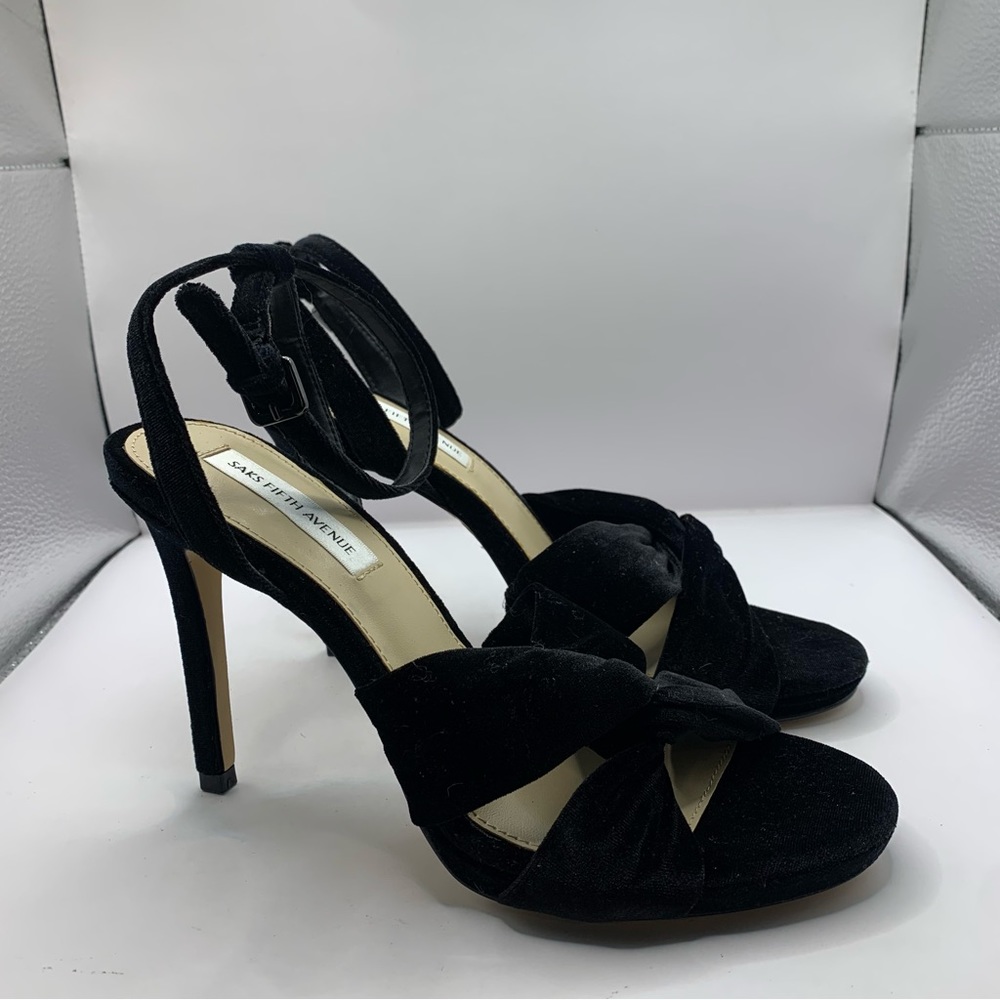 NWOB WOMANS SAKS 5TH AVENUE VELVET BLACK HEELED PUMPS SIZE 8 PL-Rochelle - Picture 4 of 9